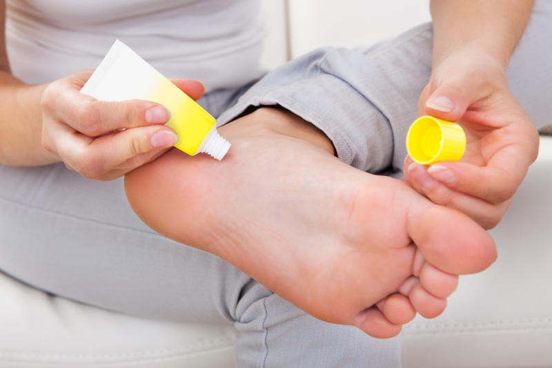 apply-cream-on-your-feet-Dont-let-the-cold-season-ruin-your-pedicure