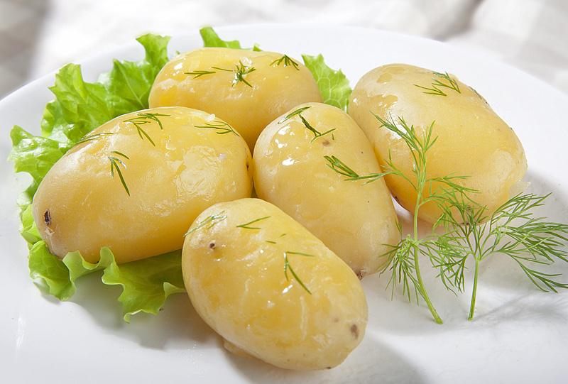 Картофель отварной с зеленью Картофель отварной с зеленью
