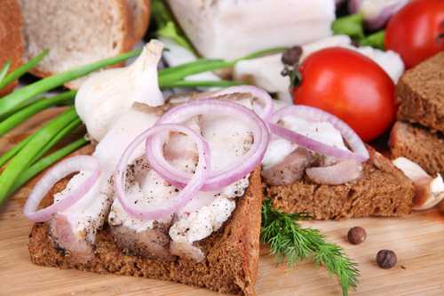 Сало с овощами и хлебом Сало с овощами и хлебом